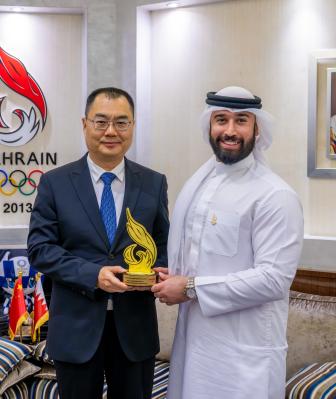 Seef District – Bahrain Olympic Committee: His Excellency Mr. Fares Mustafa Al-Kooheji, Secretary-General of the Bahrain Olympic Committee, greeted a distinguished Chinese government delegation from Guangdong Province, led by Mr. Liu Hongping, Vice Governor. The group included Yousef Duaij, Chairman of the Executive Committee for the 3rd Asian Youth Games, Mr. Ahmed Mohammed Abdul Ghaffar, Executive Director of Operations, and Mr. Madin Al-Wanas, Director of the Technical Projects Department.  The visiting 