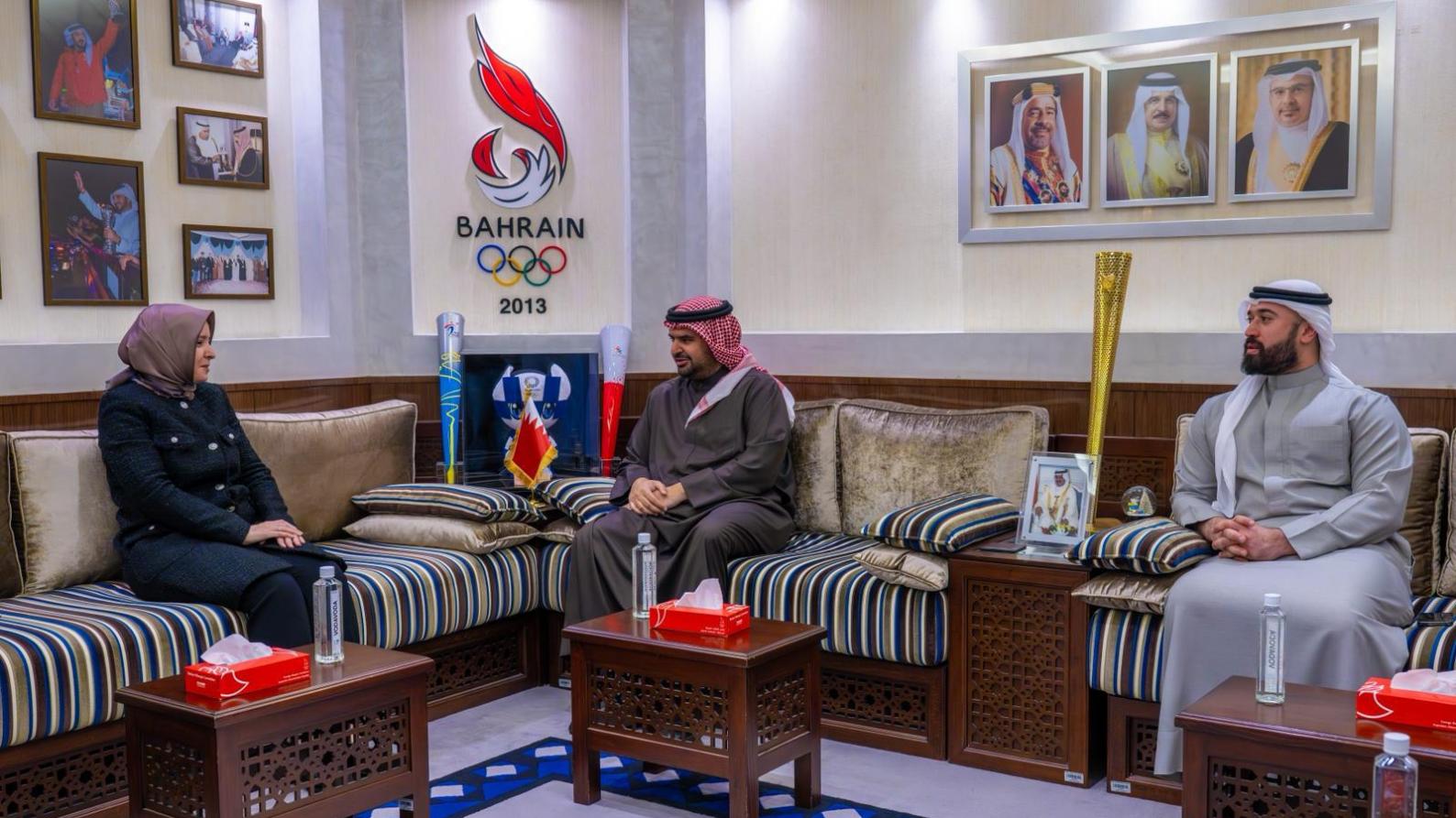 استقبل سمو الشيخ عيسى بن علي آل خليفة نائب رئيس اللجنة الأولمبية البحرينية سعادة الدكتورة عائشة هلال صويان كويتاك سفيرة جمهورية تركيا لدى مملكة البحرين 