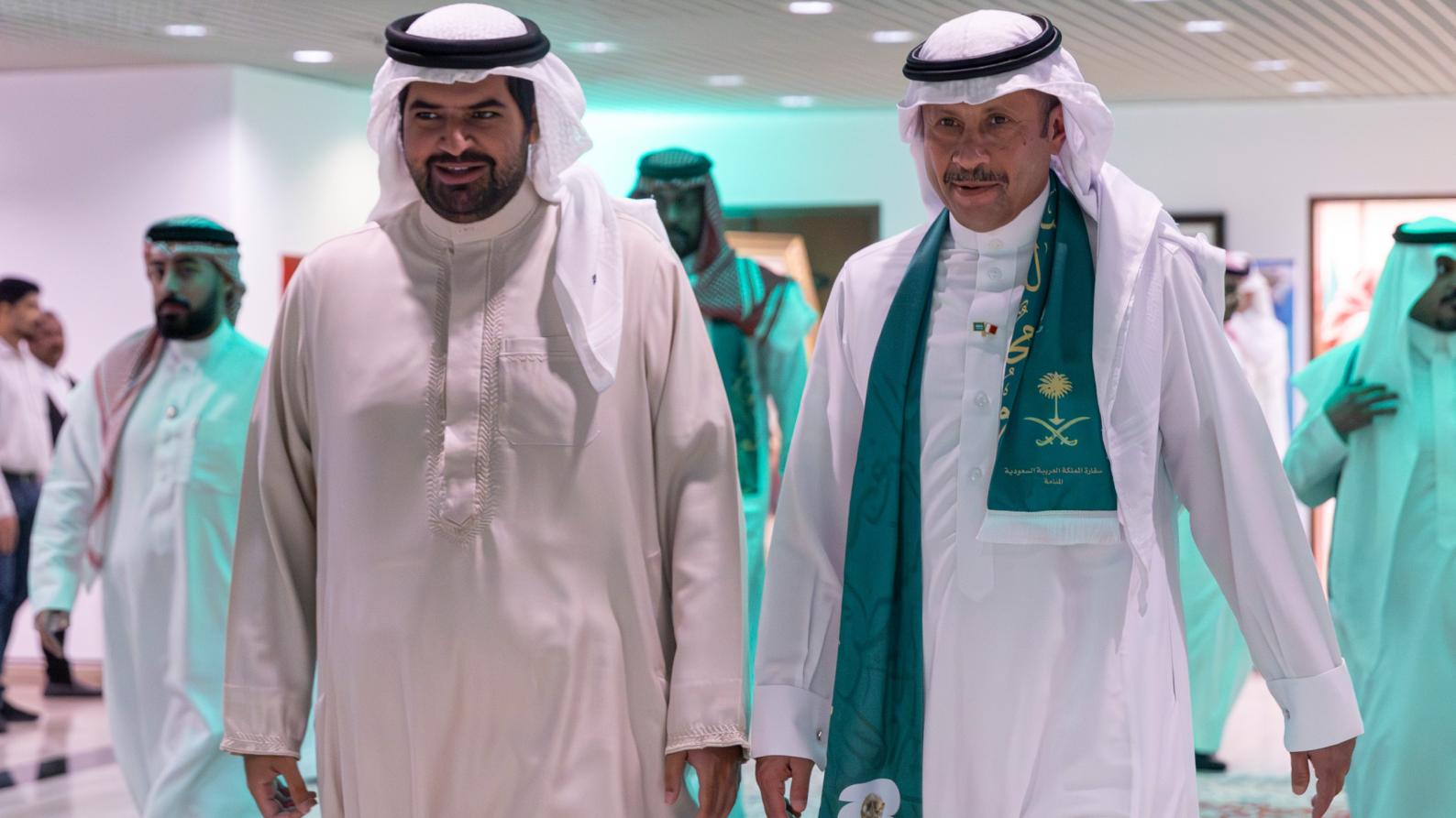 تلبية لدعوة رسمية بمقر السفارة السعودية بالمملكة عيسى بن علي يشهد مباراة السعودية واسبانيا بكأس العالم 2026